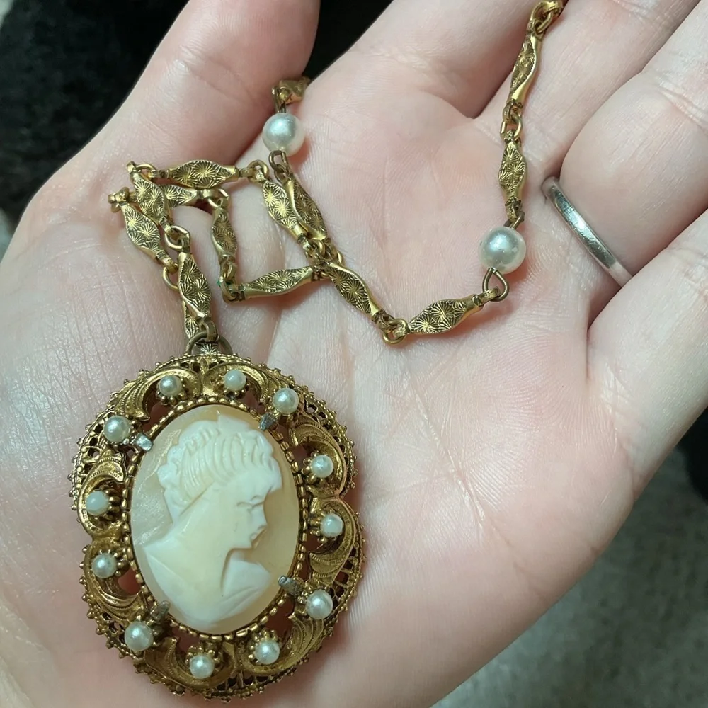 Vintage Signed Florenza Gold Tone Faux Pearl Cameo Necklace
